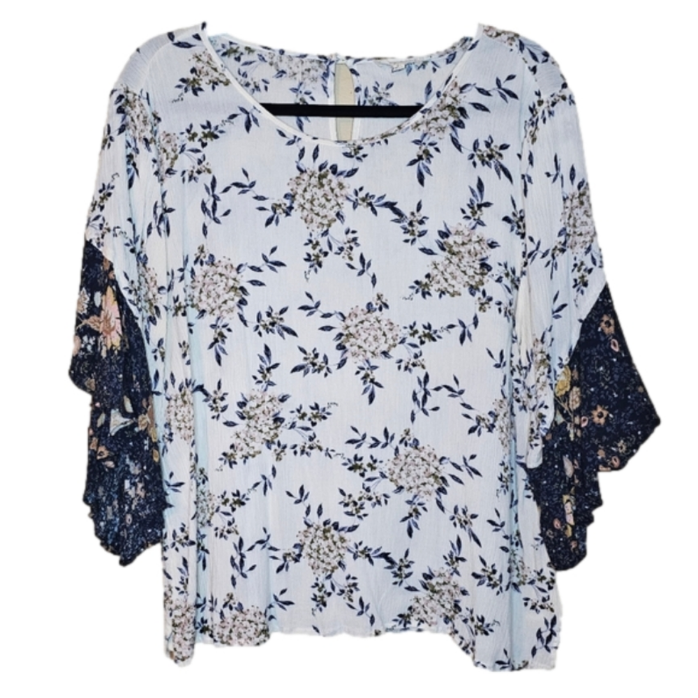 Mystree Floral print semi cropped top with ruffled sleeves Size Large